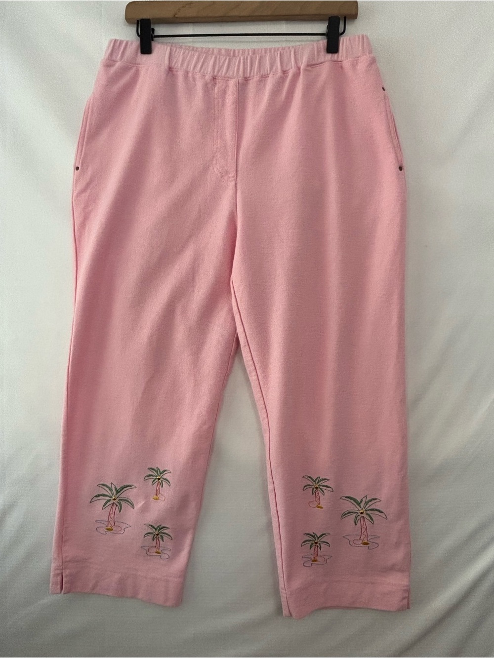 CRUISE WEAR & CO Pink Cropped Pants With Embroidered Palm Trees Size Large